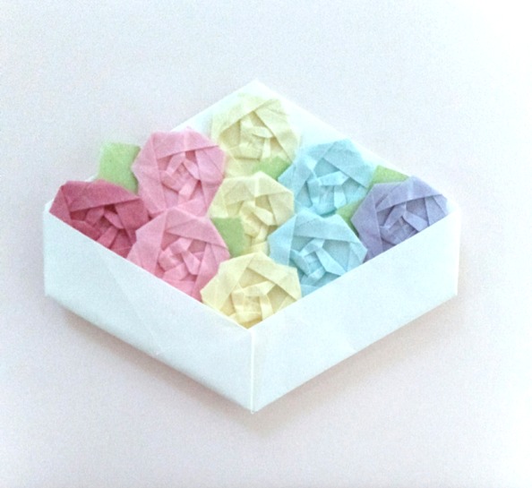折り紙で平面のフラワーボックス カミキィさんデザインの折り紙と100円ショップの和紙で ちょっとひとてま ひとやすみ